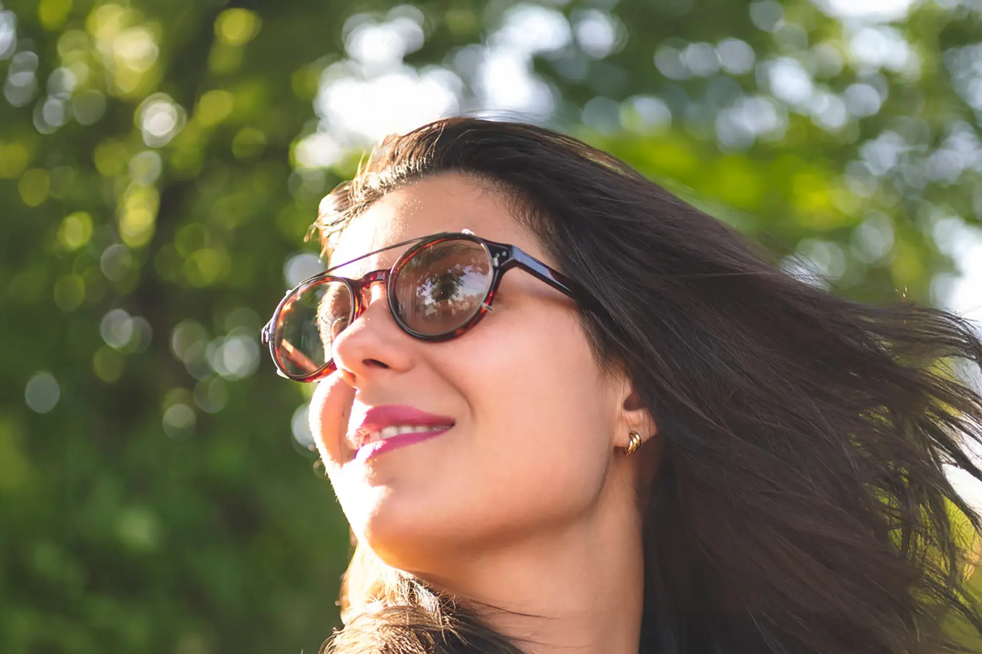 Woman wearing Avulux migraine eyeglasses